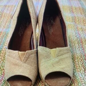 TOMS Women's Tan Peep Toe Cork Wedge Heel Shoes Size 8.5 NWT